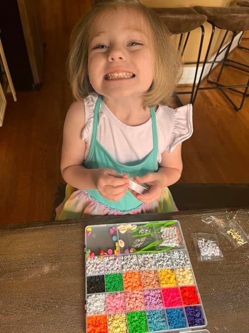 screen free activities for kids: making friendship bracelets!